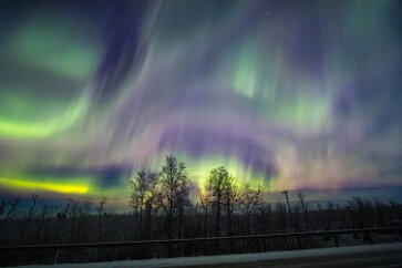Kiruna Aurora-3 Green light from ionized oxygen dominates, but is accompanied by reds from ionized nitrogen. They follow complex fields that creates sheets and apparent loops...