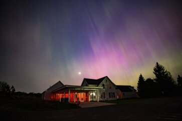 Franconia Aurora The moon drops behind the visitor center at Franconia Sculpture Garden while the sky lights up with aurora.