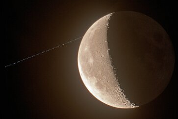 Regulus Occultation When the moon, in its monthly travel around Earth, moves across a bright star, it is called an occultation. On this date, the moon is moving toward the bright...