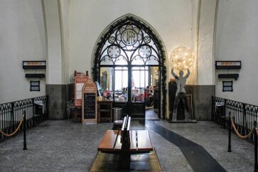 Bergamo-114 The cafe at the funicular station, classy styling from the last century.