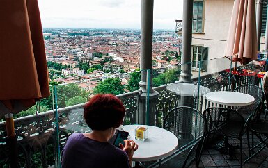 Bergamo-115 A nice place for coffee while waiting for the next car down.