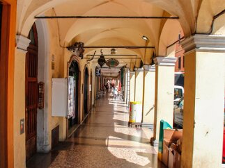 Bologna-102 A farmacia along the colonade.