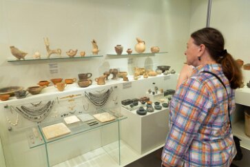 1X6A9957 Poldi peruses prehistoric pottery