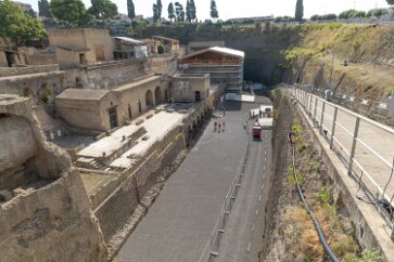 1X6A0024 The wall on the right indicates how much has been excavated to expose Herculaneum. The bottom was once the beach and shoreline.