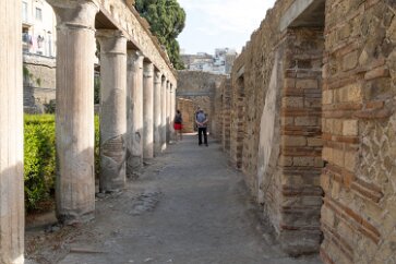 1X6A0034 Courtyard and buildings in Herculaneum.