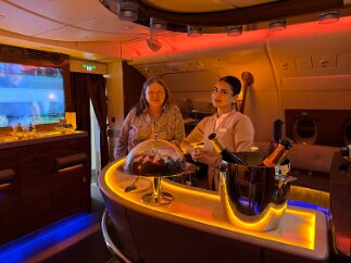 IMG_6652 Always traveling in style, Poldi visits the bar on the Emirates flight to Milan!