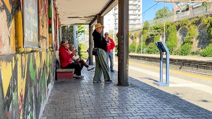 IMG_7486-1 At the train station, Poldi triggers a loud Italian discussion ranging from train schedules to politics.